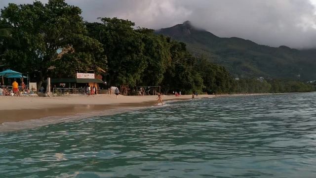 Вечер на Сейшельских островах. Пляж Бо-Валлон. Beau Vallon. SEYCHELLES.