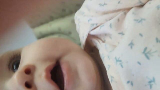 Я: оставляю телефон рядом с маленькой сестрой. Последнее что видит телефон: смотреть онлайн