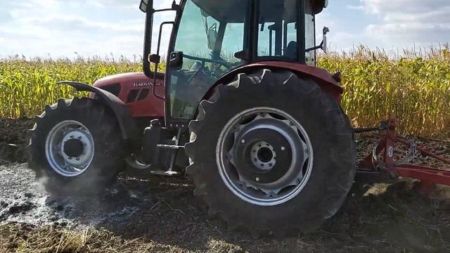 Трактор пашет сам с плугом плн-3.35 и трактор tumosan 105 смотреть онлайн