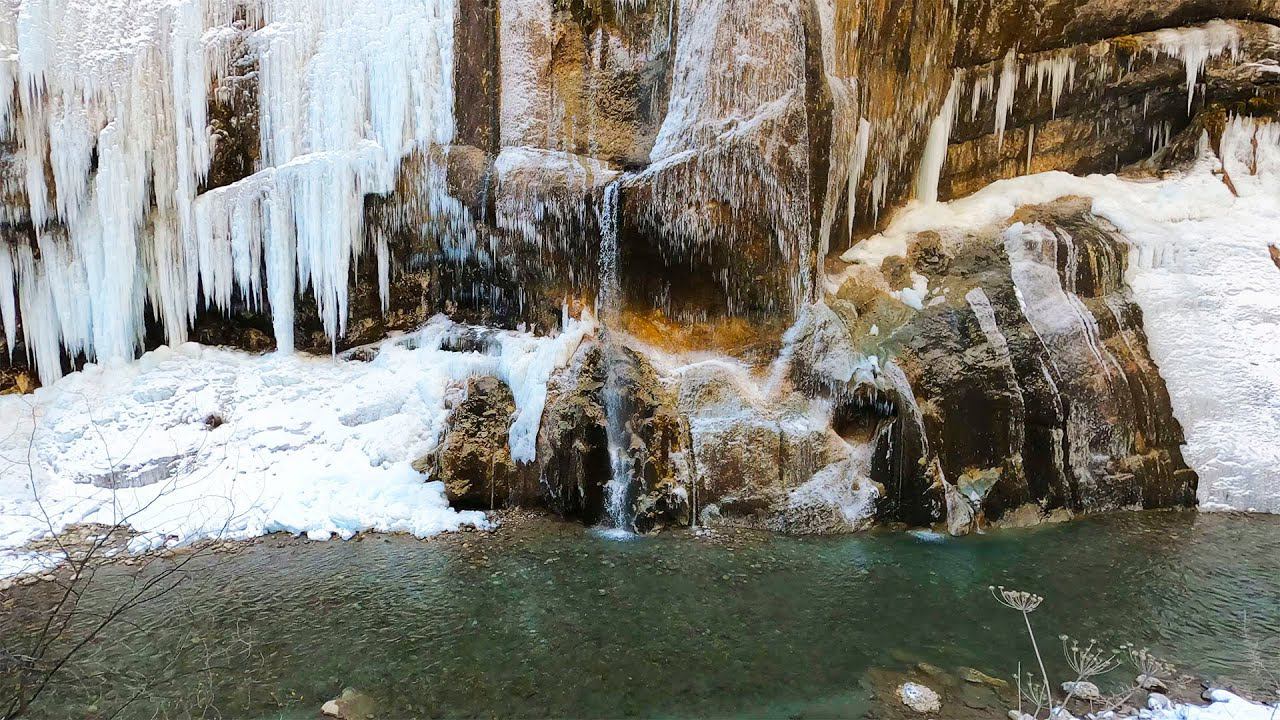 The Sound of a Waterfall in Winter in a Mountain Gorge смотреть онлайн