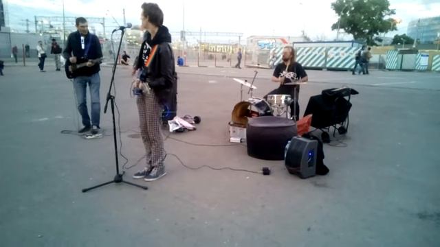 Музыканты на улице.Москва. 2017. Пилот-Сумасшедшим жить легко (сover) смотреть онлайн
