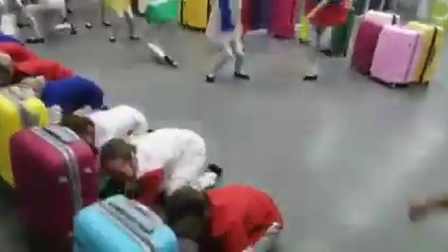 Вид с другой стороны!Deca Dance и Дом Чемоданов!Танец чемоданчиков перед полетом!Всем лайкать))) смотреть онлайн