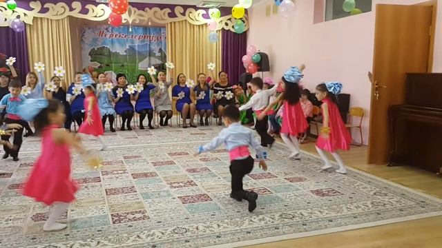 Трогательный танец мам и детей весь зал плакал! детский сад 58 Оркен смотреть онлайн