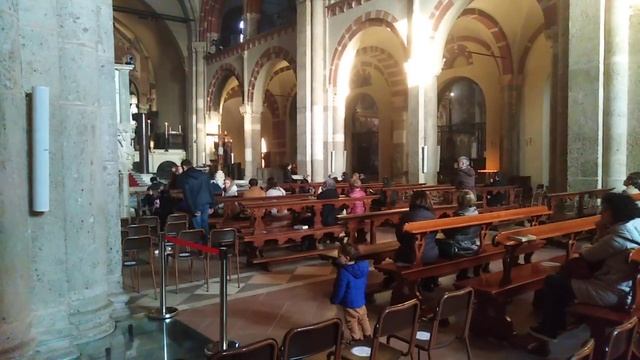 Милан. Церковь Святого Авросия. В городе можество мест, для молит в-церквей. смотреть онлайн