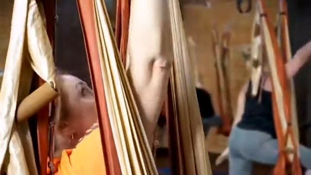 Йога в гамаках смотреть онлайн