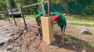 Забор из металлического штакетника с пикс панельными столбами