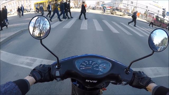 Скутер валит по Перми