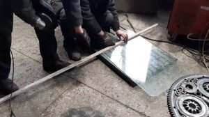 Как отрезать калёное стекло ? Никак. 18+