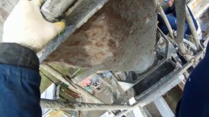 Заливка армопояса при помощи рюмки с краном