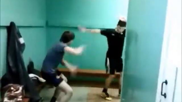 Парни отжигают в раздевалке под GANGNAM STYLE :D смотреть онлайн