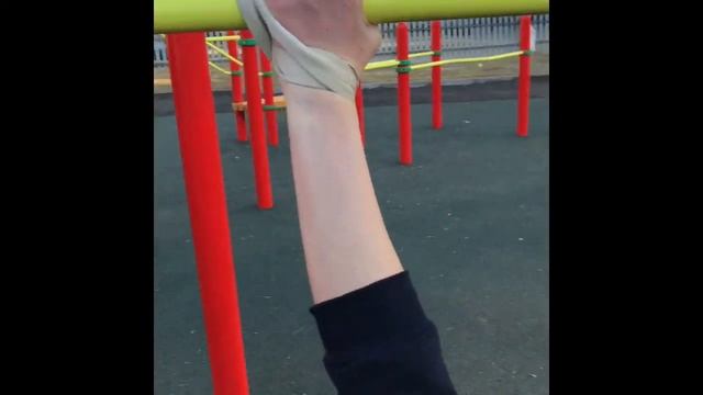 Кто сделает больше «стульчиков» на турнике, за шоколадку?)