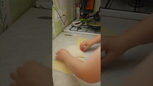 Ролик № 1199. Слоеные булочки с начинкой. Рецепт в конце ролика. смотреть онлайн