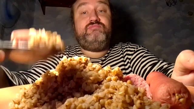 Мукбанг гречка и сосиски. Приветы. У меня нет хейтеров??? Очень даже есть. Обжор. Еда на камеру.