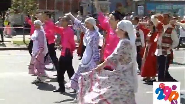 По центру Перми в День города прошло карнавальное шествие смотреть онлайн