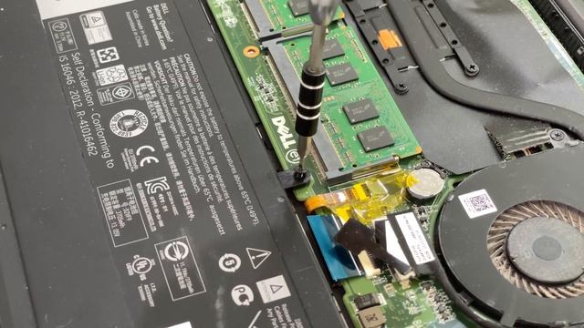 Dell Laptop - Battery Replacement - Inspiron 15 7000 series смотреть онлайн