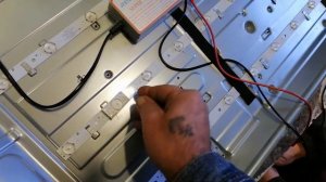 Подсветка телевизора. Проверка светодиодов батарейкой.