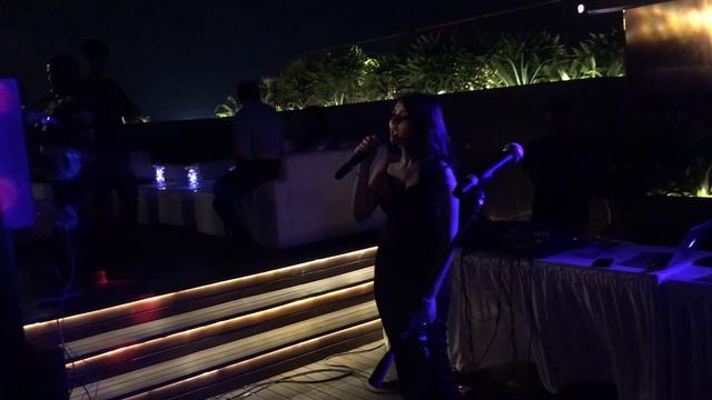 WHAT A VOICE!! NORAH JONES Cover Version Rooftop Live Music?️?️ Bose F1 Sound System♀️♀️♀️ смотреть онлайн