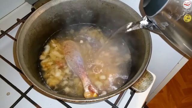 Красная картошка или тушёный картофель с мясом в томатной подливе смотреть онлайн