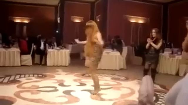 азербайджанская девушка зажигает танец.mp4 смотреть онлайн