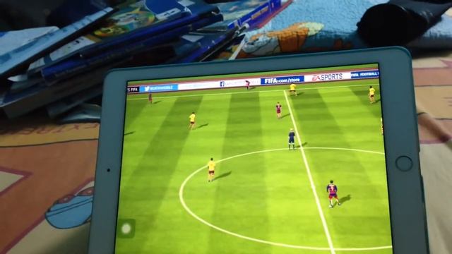 Playing FIFA 16 on iPad Air 2 смотреть онлайн