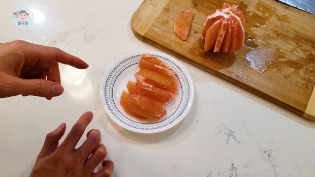 포멜로 샐러드 - 왕커서 왕맛있는 빅사이즈 귤? 자몽? 거대한 과일 [요리조리] смотреть онлайн