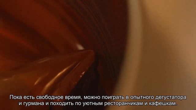 Как носить черный тотал лук и широкие брюки: 4 весенних образа смотреть онлайн