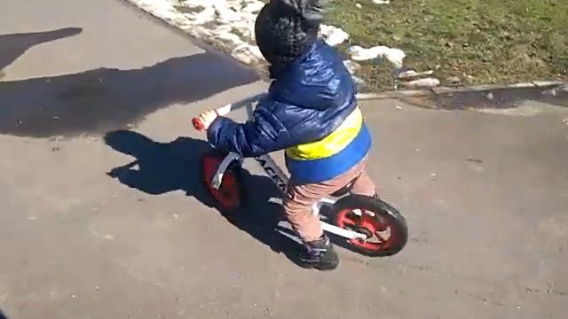 Как научить ребенка ездить на беговеле.Езда на беговеле в возрасте 2.2 лет смотреть онлайн