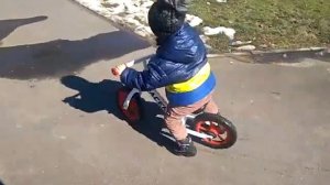 Как научить ребенка ездить на беговеле.Езда на беговеле в возрасте 2.2 лет