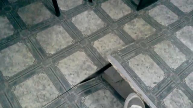 Дыра в полу и бородатый мальчик смотреть онлайн