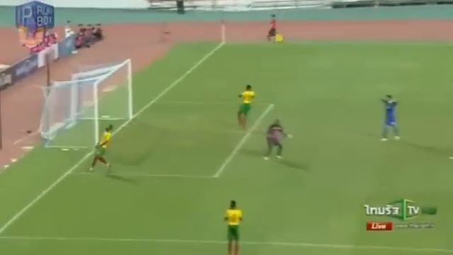 Автогол года: Защитник сборной Камеруна неудачно отметился в матче с Таиландом смотреть онлайн