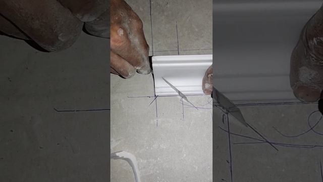 как правильно резать углы галтелей (потолочный плинтус) самый полезный лайфхак. работает 100% смотреть онлайн