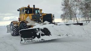 К-700 чистит трассу.Опять всё замело.