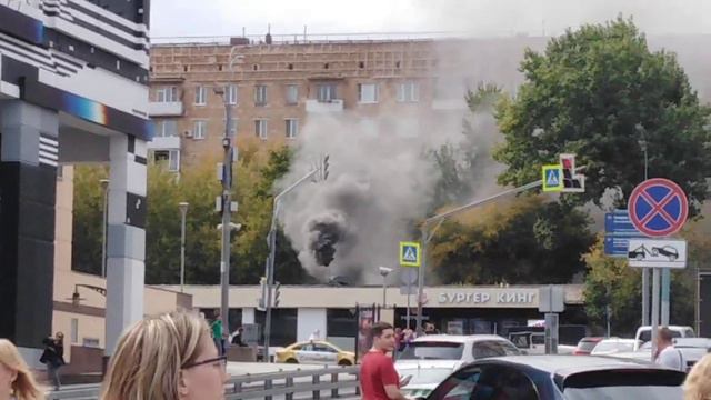 У Курского вокзала загорелся Бургер Кинг!!! смотреть онлайн