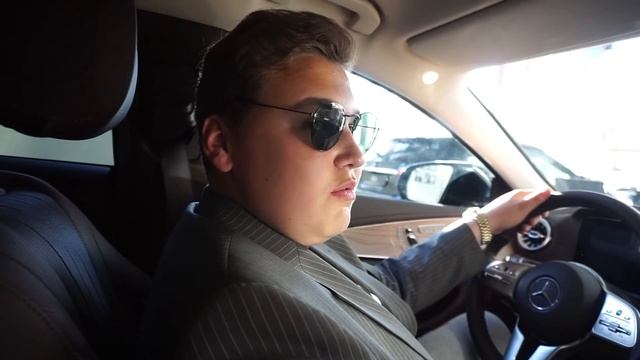 БОГАТЫЙ СЫН ДЕПУТАТА ПОДАРИЛ МАМЕ МАШИНУ ЗА 11 000 000 РУБЛЕЙ! смотреть онлайн