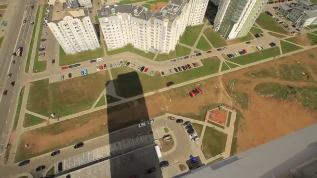 В Минске парень прыгнул с парашютом с 25-этажки смотреть онлайн