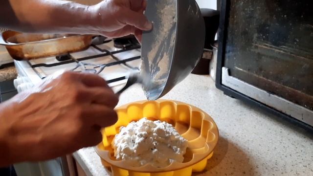 запеканка с изюмом и мармеладом, муж готовит под мудрым руководством жены смотреть онлайн