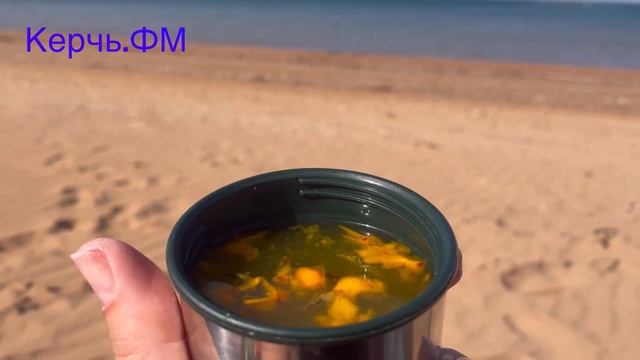 Керчане до сих пор купаются в море, вода +18 смотреть онлайн