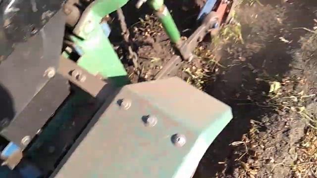 Самодельная картофелекопалка с ДВС.Копаемо урожай 2018года смотреть онлайн