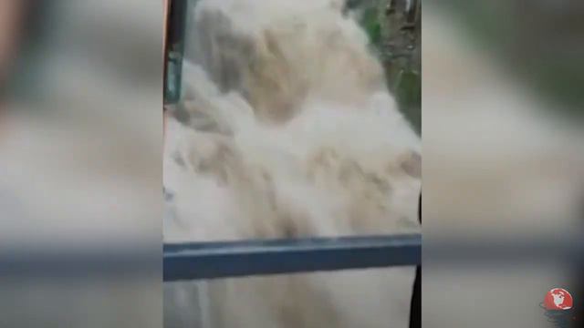 Italy is sinking! Heavy rain triggers flooding and landslides on Lake Como смотреть онлайн