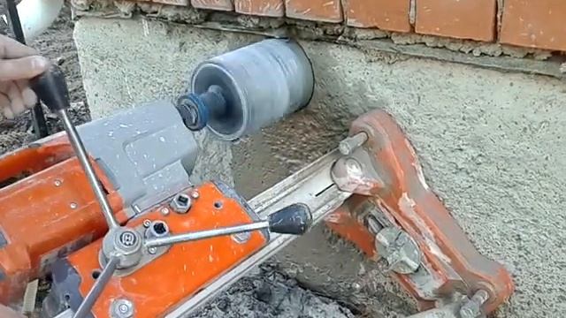 Алмазное сверление бурение отверстий в фундаментных блоках