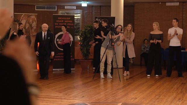 Richard Gleave Explains How Weight Affects the Balance in Foxtrot смотреть онлайн