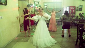 Девушки на свадебном танцполе