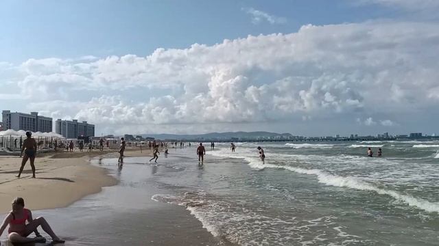В Анапе 1 июля 2023 8.30 утра. Грозы не будет. Море штормит. Пляж Джемете. смотреть онлайн