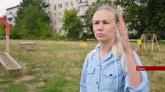 14072023 Куча стекол, трава и сломанные качели детская площадка в посёлке ОЗТП в крайне печальном смотреть онлайн