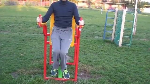 Качаю пресс (подъём колен) -  26 раз