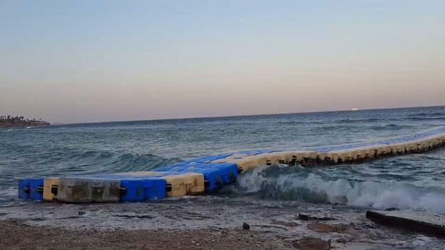 Египет штормит на красном море территория отеля Egypt Beach Hotel Queen Sharm Resort смотреть онлайн