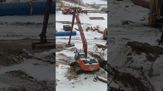 Траншею заливает водой #Shorts #траншея #затопило #затоп #экскаватор смотреть онлайн