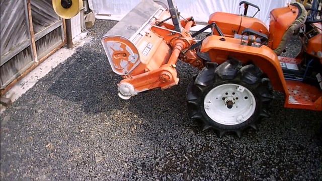 Обзор сорокаоднолетнего минитрактора Kubota B1400, часть 1. смотреть онлайн
