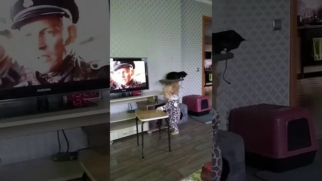 Надёжное передвижение со стулом)) малышу 1 годик и 1 месяц смотреть онлайн