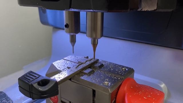 Изготовление ключа BMW нарезка Лезвия смотреть онлайн